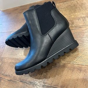 Universal Threads 7.5 wedge black booties